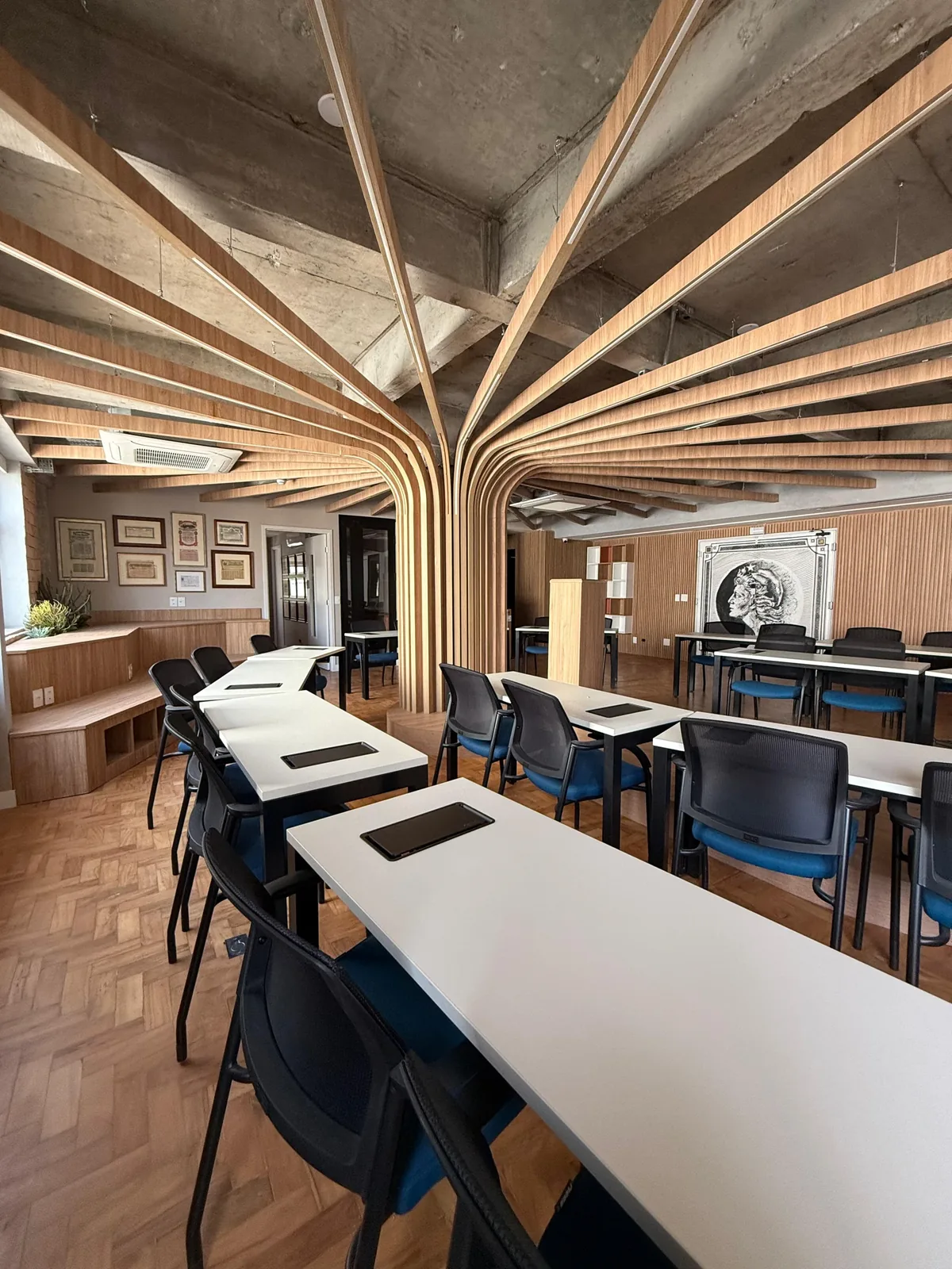 Detalhe da arquitetura em arcos de madeira do auditório do 5º andar
