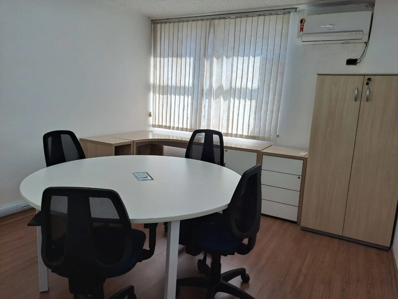 Espaço de coworking mobiliado da SP Locus com estações de trabalho