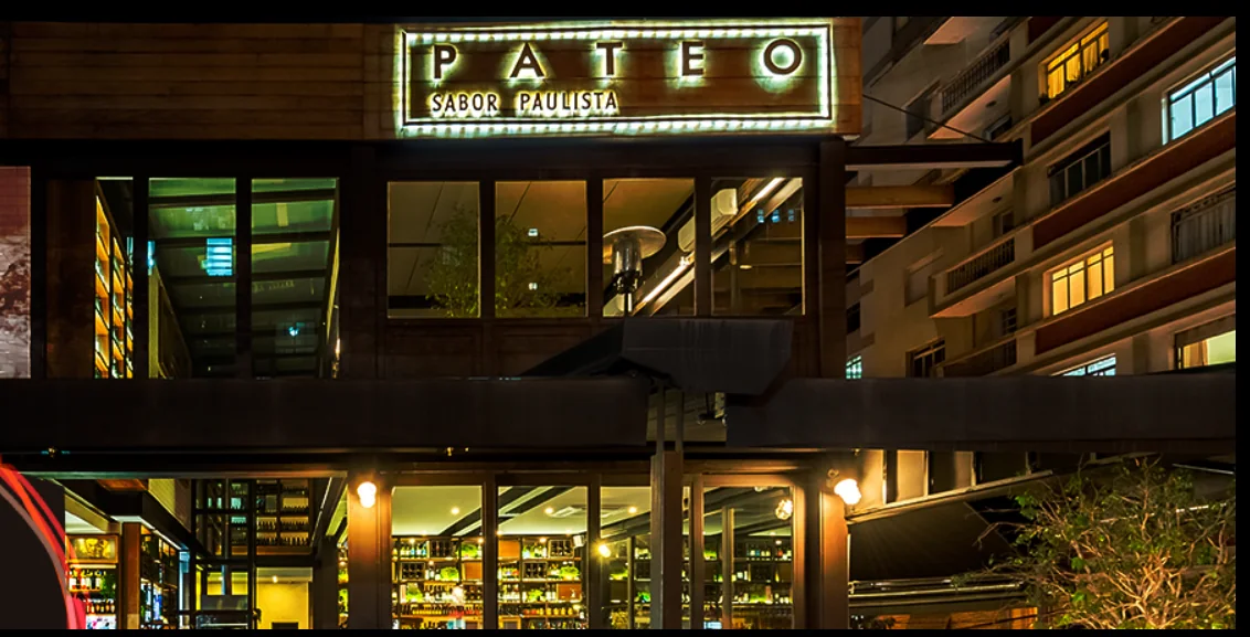 Fachada iluminada do Pateo Sabor Paulista, próximo à SP Locus