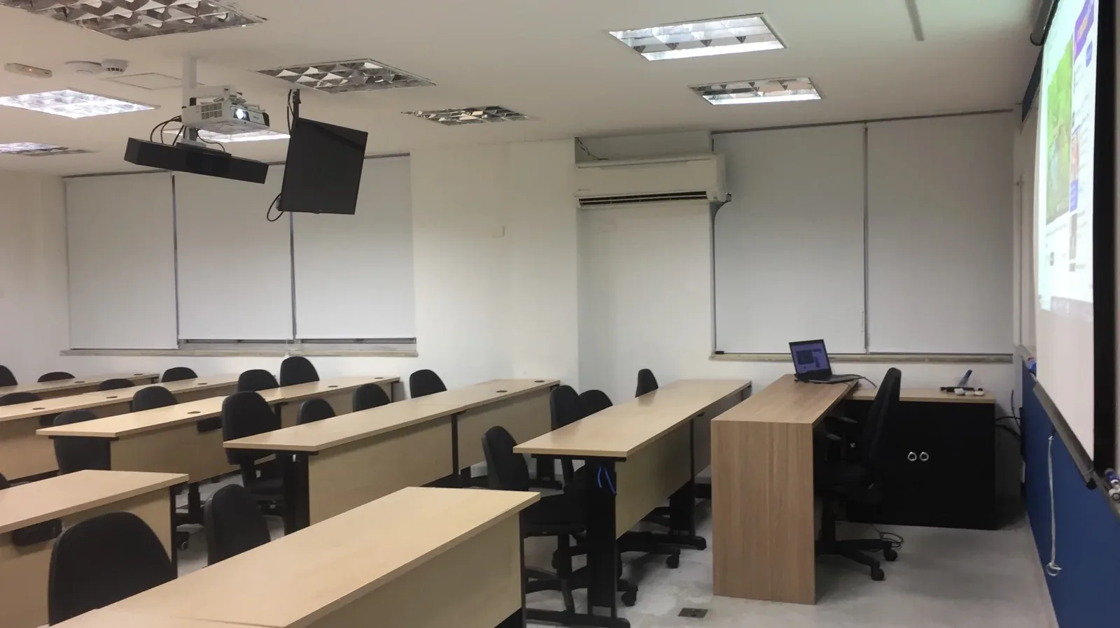 Sala de aula do 3º andar com projeção em uso durante treinamento