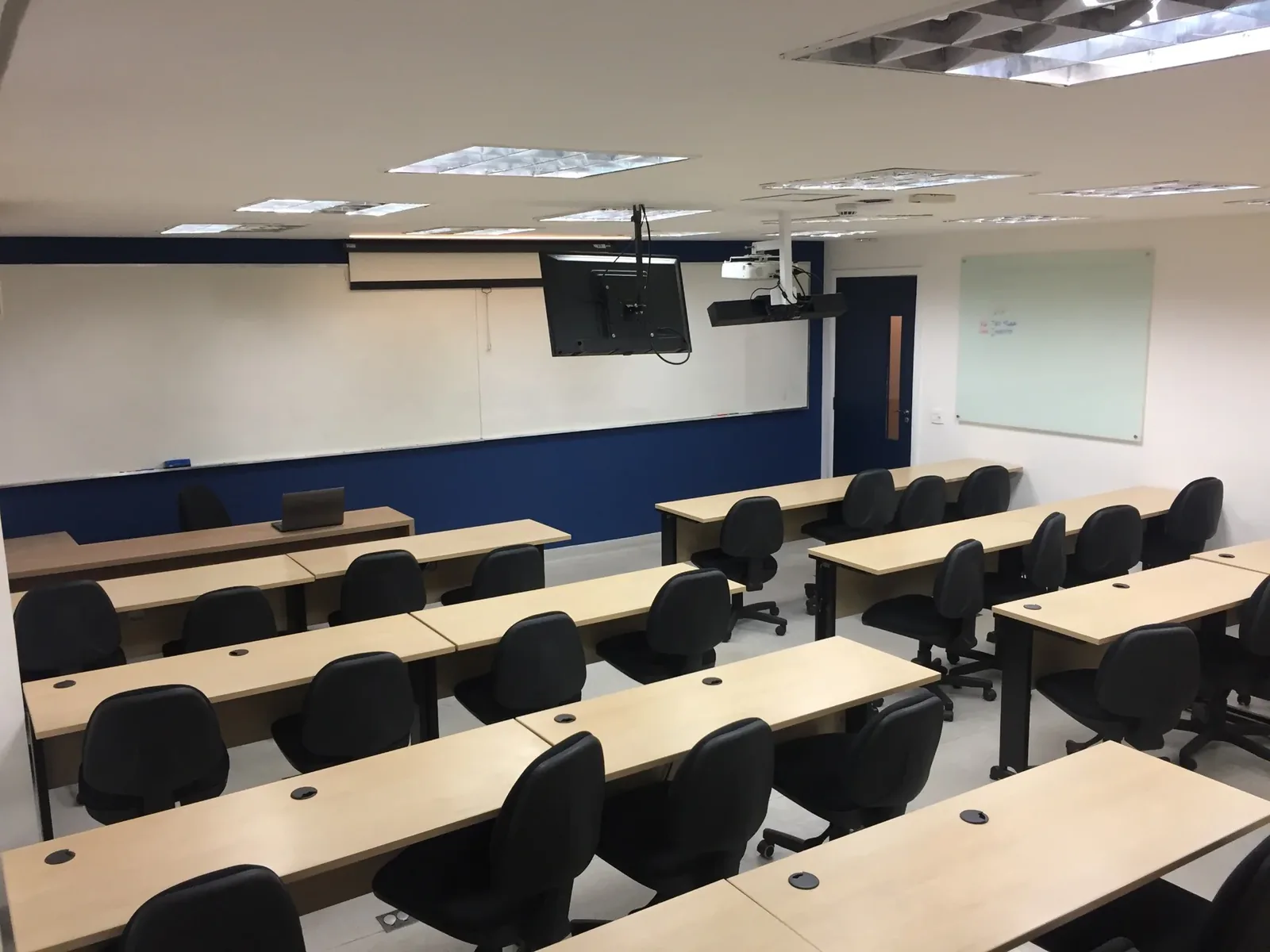 Sala de aula em formato escolar preparada para treinamento corporativo