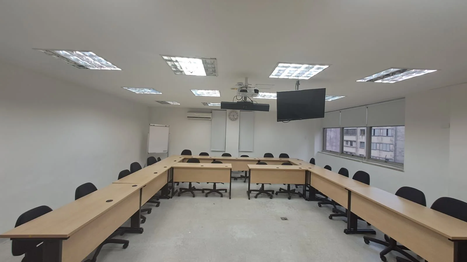 Sala de aula do 3º andar montada em formato U com 22 lugares